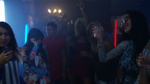 Clubber Odaya Gece Kulübünde Eğleniyor Insanlarla Giren Pov — Stok video