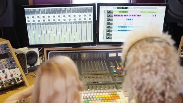 Dos Mujeres Jóvenes Estudio Grabación Trabajando Mesa Mezclas — Vídeo de stock