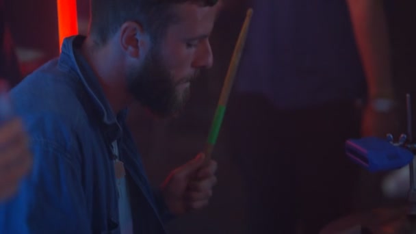 Live Zespół Występujący Dla Młodych Nocnych Klubów Zbliżenie Perkusistę — Wideo stockowe