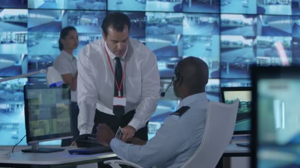 Equipe Segurança Assistindo Várias Telas Vídeo Cctv Sala Controle Sistema — Vídeo de Stock