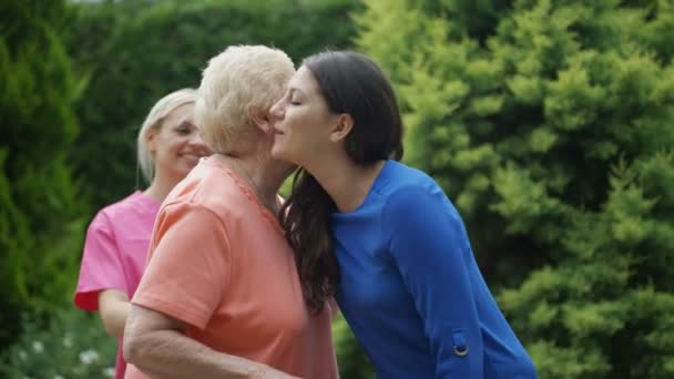 Jeune Parent Visitant Dame Âgée Dans Jardin Maison Soins Infirmiers — Video