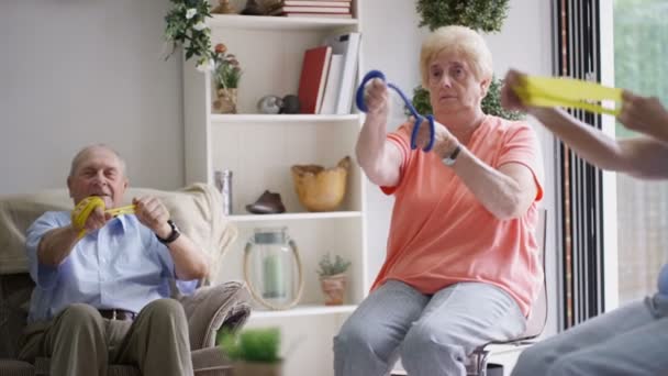 看護師特別養護老人ホームで高齢者グループのいくつかの演習を表示 — ストック動画