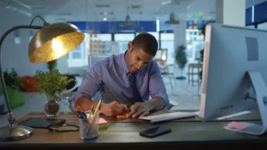 Bilgisayarda çalışan geç saatlere kadar ofiste, tasarımcı