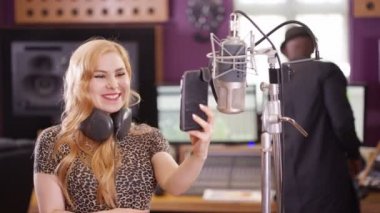 cep telefonuyla görüntülü arama için kayıt Studio 4 k kadın vokalisti