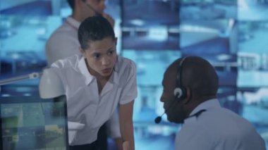 birden fazla Cctv video ekranlar sistem kontrol odasında izlerken 4 k güvenlik ekibi