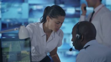 birden fazla Cctv video ekranlar sistem kontrol odasında izlerken 4 k güvenlik ekibi