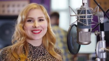 4k studio şarkı mikrofona kayıt gülümseyen kadın vokalisti portresi