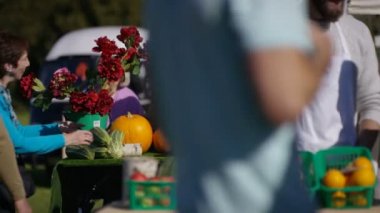 4 k dostu durak sahipleri müşterilerine çiftçi pazarda satış.