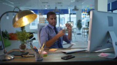 Bilgisayarda çalışan geç saatlere kadar ofiste, tasarımcı