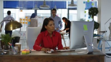 Yaratıcı ofiste onun masasında tasarımcı çalışma ve erkek arkadaşınıza söz.