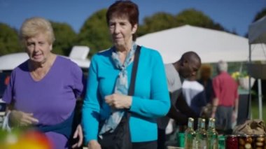 4 k neşeli büyükler düzeyinde Kadınlar Çiftçiler Market taze ürünler için alışveriş