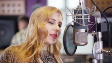 4k studio şarkı mikrofona kayıt gülümseyen kadın vokalisti portresi