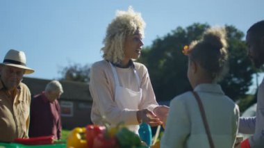 4 k neşeli kadın satan taze meyve ve sebze müşterilerine yaz Market