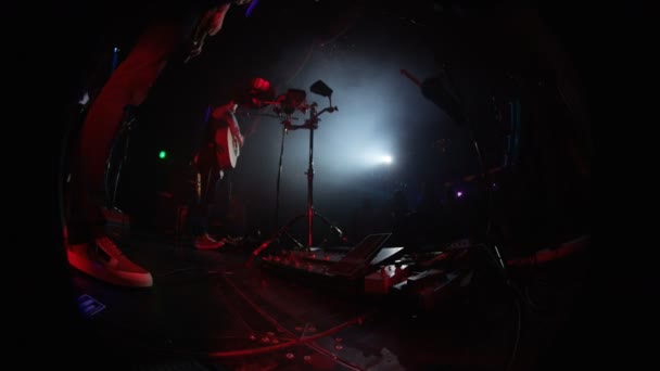 Müzik Etkinliğinde Sahnede Performans Canlı Grup Balık Göz Görünümü — Stok video