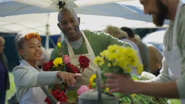 Pai Filha Trabalhando Uma Barraca Flores Mercado Agricultores — Vídeo de Stock