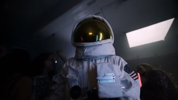 4K drôle astronaute faire la fête dur dans la boîte de nuit 