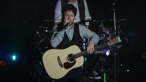 音乐乐队在夜总会舞台上 男子演奏声波吉他和鼓 — 图库视频影像