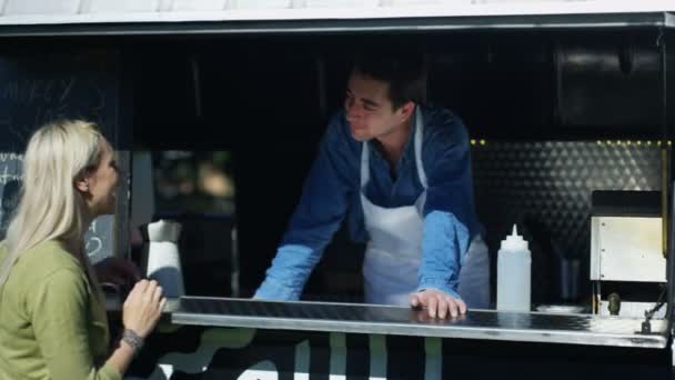 Gut Gelaunter Imbissverkäufer Burger Lieferwagen Bedient Kunden Bei Gemeinschaftsveranstaltung — Stockvideo