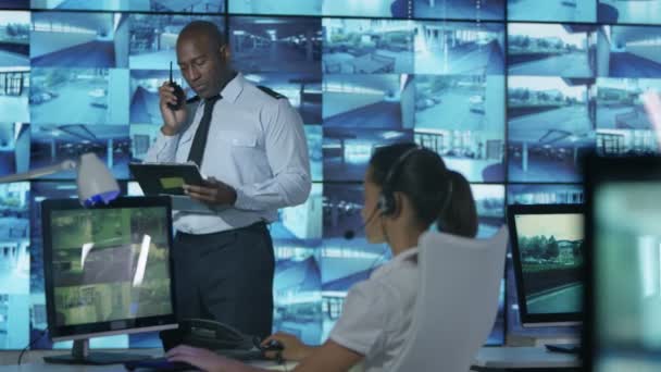 Equipe Segurança Assistindo Telas Cctv Sala Controle Oficial Falando Rádio — Vídeo de Stock