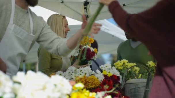 Gut Gelaunte Kunden Kaufen Frische Blumen Auf Sommermarkt Freien — Stockvideo