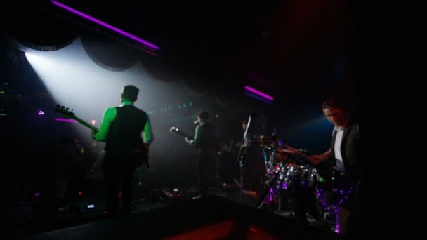 Musiker Indieband Spelar Live Scenen Konsert — Stockvideo