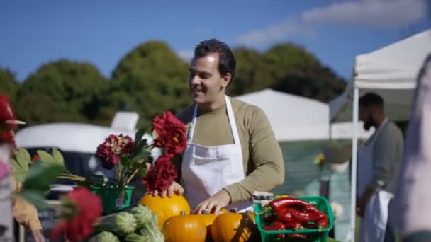 Müşterilere Çiftçi Market Dostu Durak Sahipleri Taze Satış Üretmek — Stok video