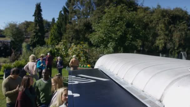 Voedsel Leverancier Hamburger Van Serveren Een Wachtrij Van Klanten Gemeenschap — Stockvideo