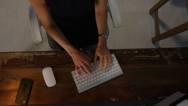 ハイアングルを見下ろして 彼女の机にコンピューター上で作業のオフィスでデザイナー — ストック動画
