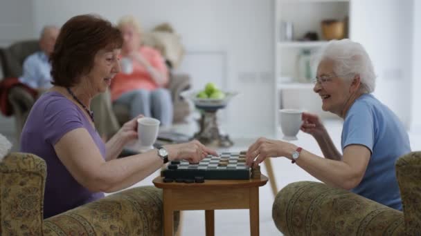 Vrolijke Senior Dames Spelen Van Dammen Een Verpleeghuis — Stockvideo