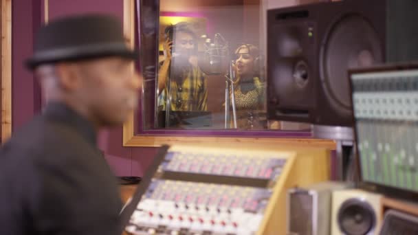 Junge Sänger Nehmen Mit Musikproduzent Einen Track Studio Auf — Stockvideo