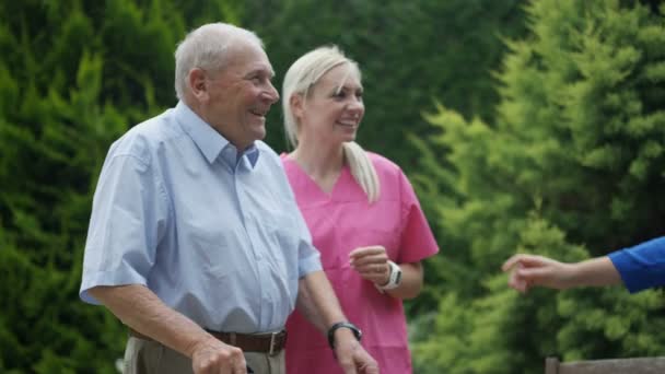 Jeune Parent Visitant Homme Âgé Dans Jardin Maison Soins Infirmiers — Video