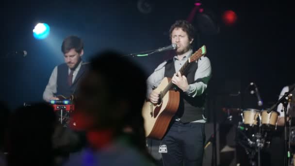 Banda Vivo Actuando Frente Una Multitud Entusiasta Evento Música — Vídeo de stock