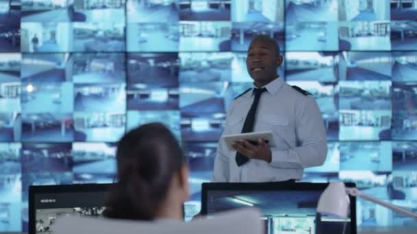 Ufficiale Sicurezza Che Comunica Con Personale Nella Sala Controllo Osservazione — Video Stock