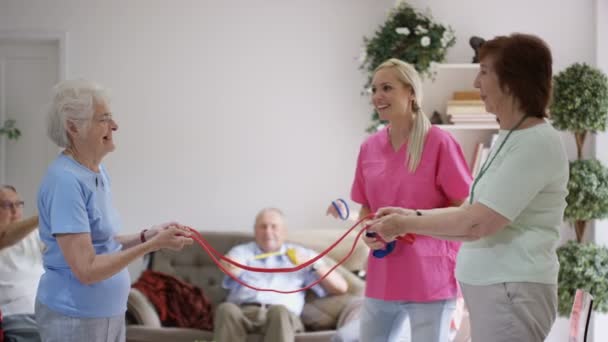 Enfermera Mostrando Grupo Ancianos Algunos Ejercicios Hogar Ancianos — Vídeo de stock