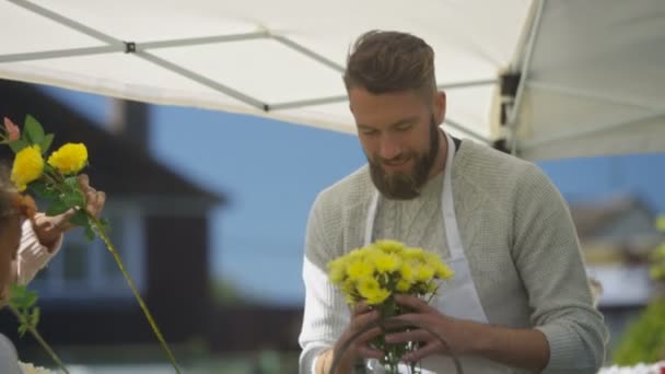 Liten Flicka Med Två Vuxna Som Arbetar Blomma Stall Jordbrukarna — Stockvideo