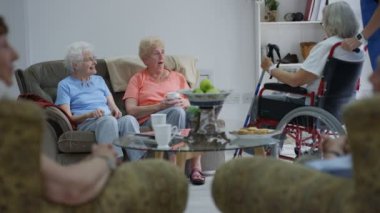 Bakım hemşire bakımı ve yaşlı sakinlerine bir emeklilik ev konuşuyor.