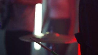 4K Live grubu genç gece kulübü kalabalığı için çalıyor, davulcuya yakın çekim.