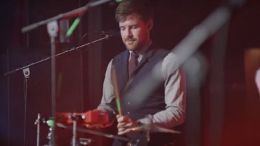 bateri ve gitar oynarken müzik grubu 