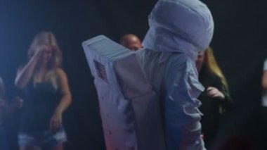 4 k partisi kalabalık dans kulübü, dans ve having fun funny astronot