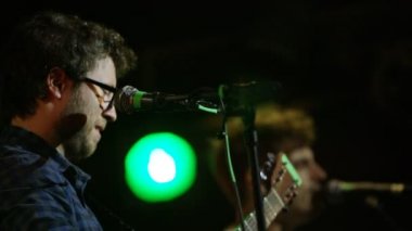 4 k video müzikal grup performans gösteren şarkı gece kulübü sahne, bas gitar ve akustik gitar 