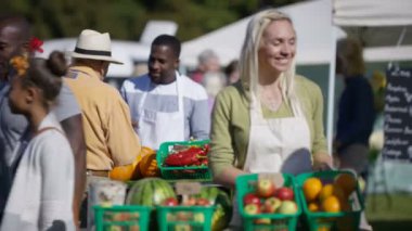 4k tezgah sahibi çiftçi Market gülümseyen portresi.