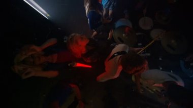 aşağı, seyir 4 k yüksek açılı görünüş canlı grup genç gece kulübü kalabalık için performans