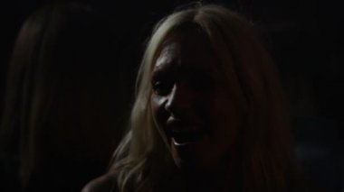 4 k ağır çekim video clubbing ve dinleme müzik dans sarışın kadın 