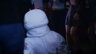 4 k komik astronot breakdans izlerken bir kalabalık ile kulüp