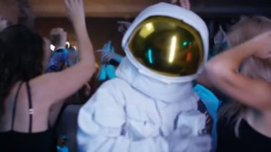 4 k mutlu parti kalabalık ve komik astronot kulüpte dans