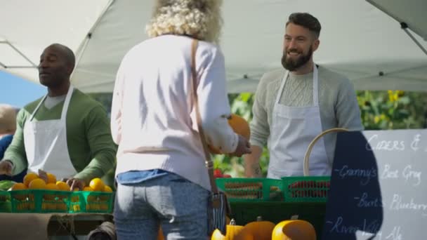 Χαρούμενος Άνθρωπος Πωλούν Φρέσκα Φρούτα Και Λαχανικά Πελάτες Στην Αγορά — Αρχείο Βίντεο