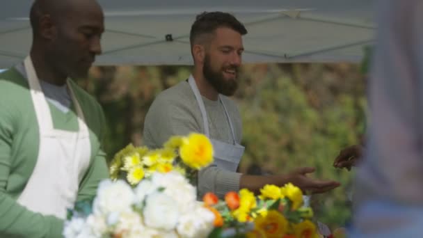 Amistosos Tenedores Puestos Vendiendo Flores Los Clientes Mercado Agricultores — Vídeo de stock