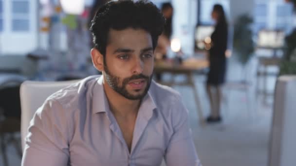 Bonne équipe de conception créative regardant l'ordinateur et collaborant sur un projet .