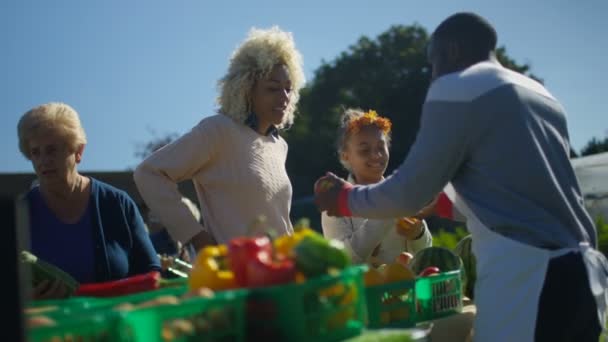 Vrolijke Man Verkopen Vers Fruit Groenten Aan Klanten Buiten Boerenmarkt — Stockvideo