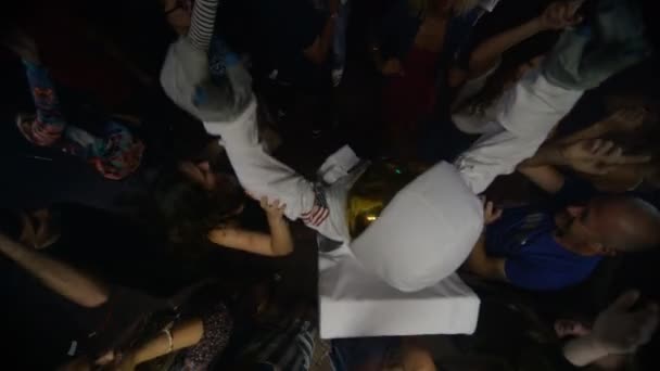 Vista Alto Ángulo Fiesta Multitud Divertido Astronauta Bailando Club — Vídeos de Stock